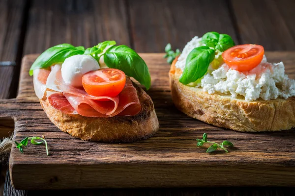 Kahvaltıda Klasik Atıştırmalık Olarak Lezzetli Taze Bruschetta Geleneksel Talyan Yemeği — Stok fotoğraf