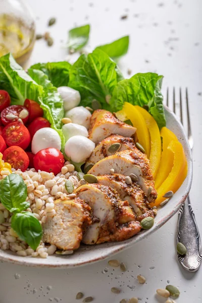 Deliciosa Salada Caesar Versão Adequada Com Grumos Tigela Nutritiva Para — Fotografia de Stock