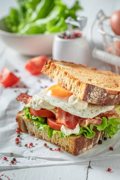 Homemade Crunchy Toasted Sandwich Bacon Mayonnaise Egg British Breakfast — ストック写真
