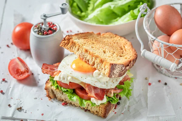 Fresh Healthy Toasted Sandwich Egg Bacon Vegetables British Breakfast – stockfoto