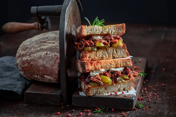 Spicy Tasty Sandwich Gherkin Shredded Beef Coleslaw Salad American Cuisine —  Fotos de Stock