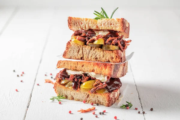 Spicy Tasty Sandwich Pickles Pulled Pork Coleslaw Salad American Street — Zdjęcie stockowe