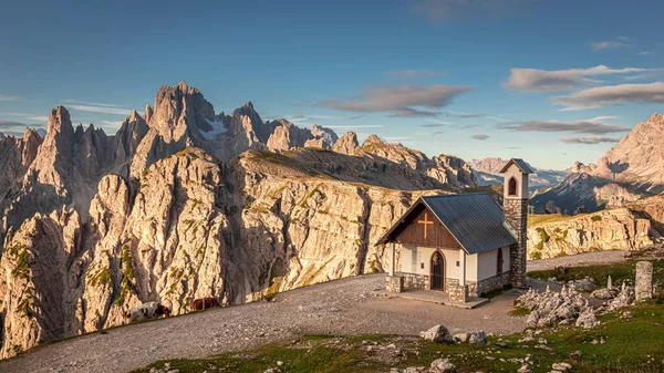 Small Chapel Mountain Trail Tre Cime Dolomites Italy — Stock Fotó