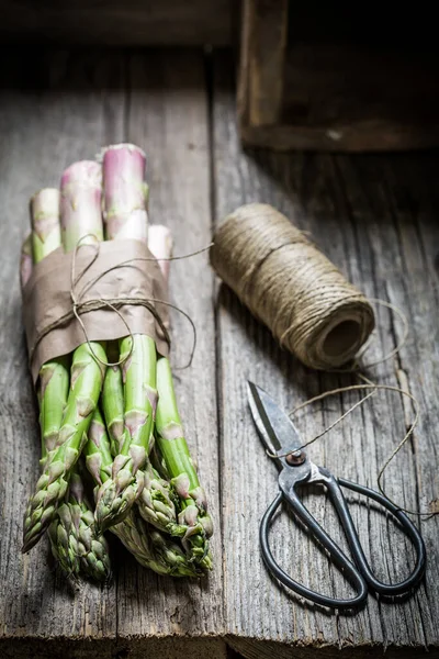Fresh Green Asparagus Wrapped String Wooden Table — Fotografia de Stock