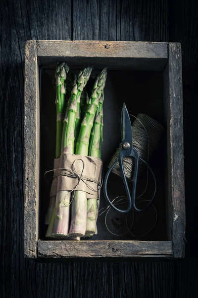 Fresh Spring Green Asparagus Rustic Wooden Box — 图库照片