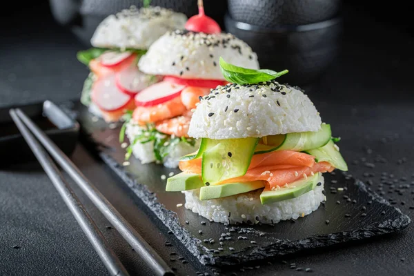 Вкусный Изысканный Суши Бургер Овощами Морепродуктами Качестве Японских Закусок Суши — стоковое фото