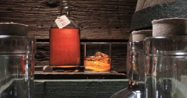 Ädla Konjak Med Ett Glas Källaren Bourbon Med Ett Glas — Stockvideo