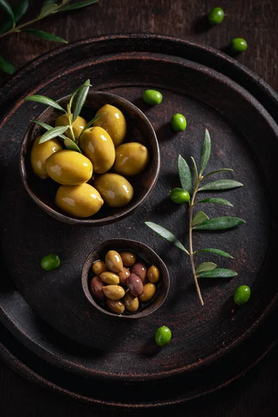 Зеленые Черные Оливки Мисках Готовые Употреблению Сохранившиеся Оливки — стоковое фото