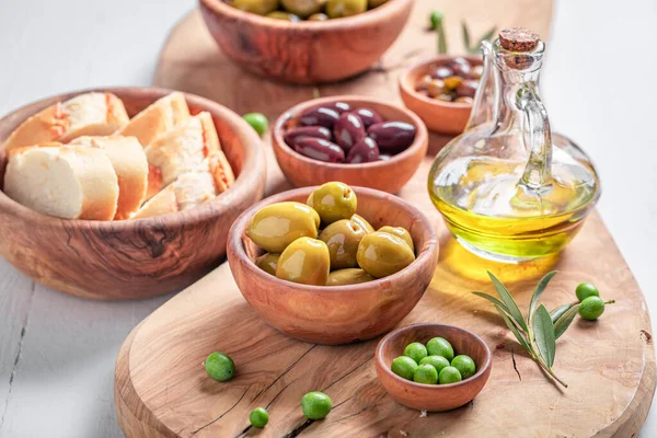 Healthy Olives Extra Virgin Olive Oil Wooden Bowl Set Green — Stock Photo, Image