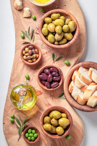 Tasty Olives Extra Virgin Olive Oil Served Bread Set Green — Foto Stock