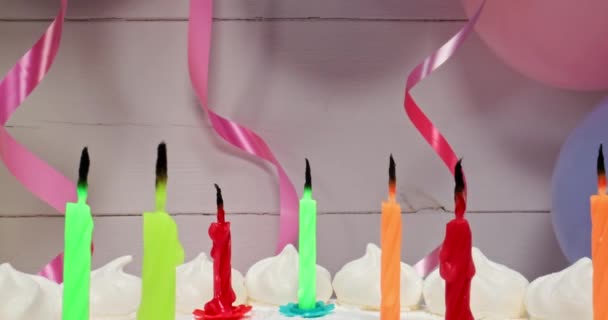 Születésnapi Torta Gyertyákkal Háttérben Lufik Szalagok Színes Gyertyák Születésnapi Tortán — Stock videók