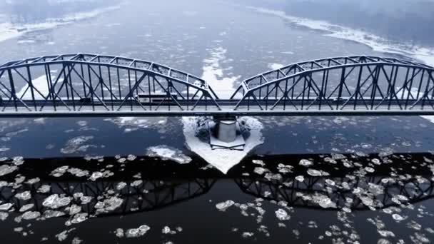 Sneeuwbrug Rivier Met Vlot Winter Vanuit Lucht Uitzicht Polen — Stockvideo