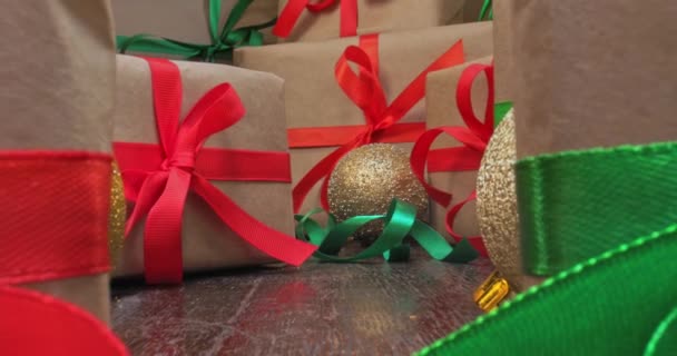 Stapel Von Weihnachtsgeschenken Haufen Grüner Und Roter Geschenke Weihnachten — Stockvideo