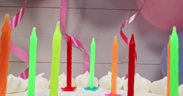 Tarta Cumpleaños Con Velas Encendidas Con Globos Fondo Tarta Cumpleaños — Vídeos de Stock
