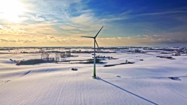 Windturbine Wit Veld Alternatieve Energie Winter Luchtfoto Van Natuur Polen — Stockvideo