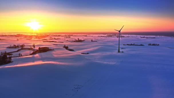 Větrná Turbína Zasněženém Poli Zemědělství Alternativní Energie Zimě Letecký Pohled — Stock video