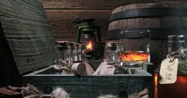 Złota Stara Whisky Przechowywana Starej Gorzelni Whiskey Lodem Szklance Piwnicy — Wideo stockowe
