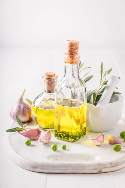 Healthy Delicious Oil Oil Garlic Herbs Flavored Oil Bottle — Stock Photo, Image