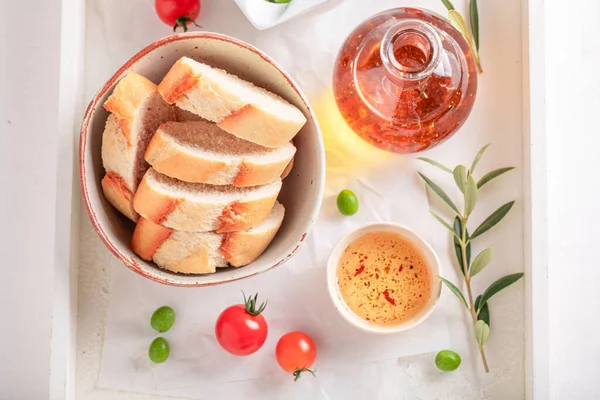 Verse Stokbrood Met Tomaten Kruiden Olijfolie Baguette Geserveerd Met Tomatenolie — Stockfoto