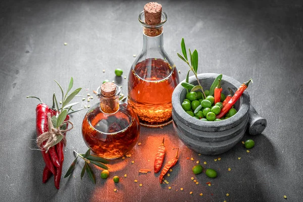 Aceite Saludable Delicioso Botella Con Chiles Productos Base Aceitunas Ají —  Fotos de Stock