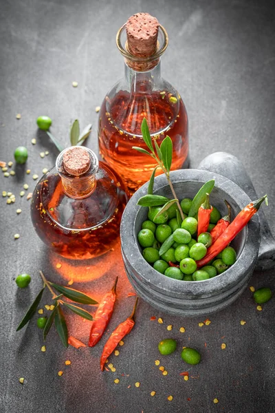 Gezonde Smakelijke Olie Met Hete Chilipepers Gearomatiseerde Olie Fles — Stockfoto