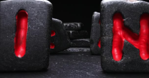 Temné Magické Runové Kameny Zbudované Keltského Jazyka Věštění Runami Paralaxový — Stock video