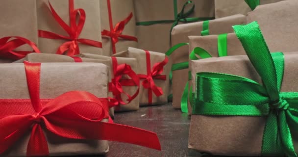 Haufen Von Geschenken Und Dekoration Für Weihnachten Grüne Und Rote — Stockvideo