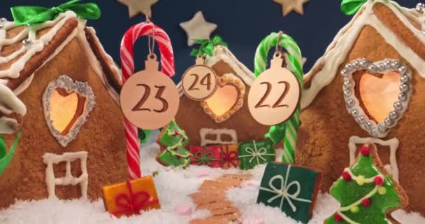 迷人的圣诞姜饼村 夜晚点缀着饼干星星 圣诞期间的姜饼村 — 图库视频影像
