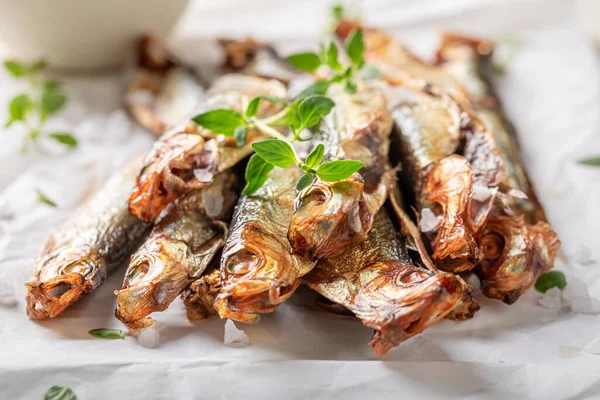 Sağlıklı Bir Atıştırmalık Olarak Tuzlu Tütsülenmiş Sprat Tuz Otlarla Marine — Stok fotoğraf