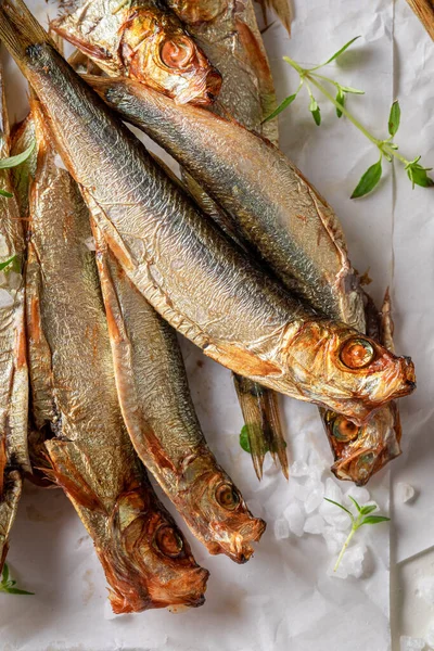 Zdrowe Wędzone Szproty Jako Popularne Śródziemnomorskie Jedzenie Ryby Wędzone Marynowane — Zdjęcie stockowe