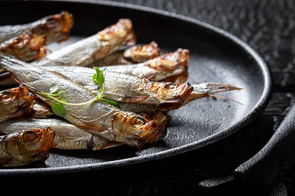 Nyrökt Skarpsill Med Örter Och Salt Rökt Fisk Marinerad Med — Stockfoto