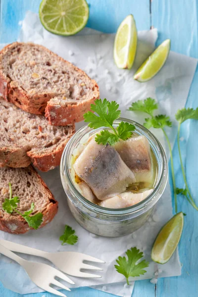 Läcker Och Färsk Inlagd Fisk Som Populärt Polskt Mellanmål Fisk — Stockfoto