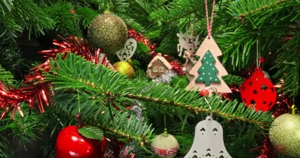 Blick Auf Den Weihnachtsbaum Von Innen Grüner Weihnachtsbaum Mit Ornamenten — Stockvideo