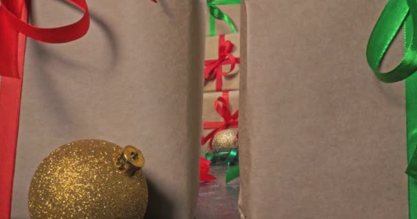 Купа Зелених Червоних Різдвяних Подарунків Купа Різдвяних Подарунків — стокове відео