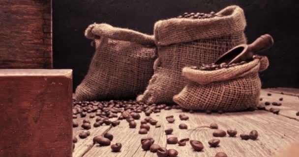 袋装烤咖啡豆 研磨机加磨碎咖啡 视差效应 — 图库视频影像