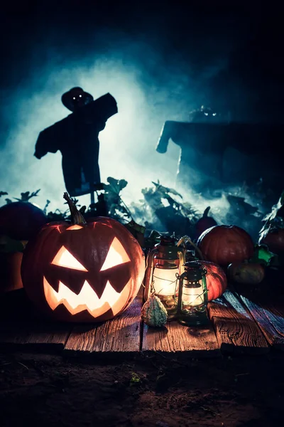 Halloween Pumpa Med Blå Dimma Och Fågelskrämmor Natten Bakgrund Till — Stockfoto