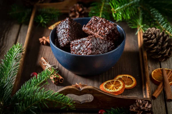 Cubos Gengibre Doce Com Esmalte Chocolate Bandeja Madeira Para Natal — Fotografia de Stock