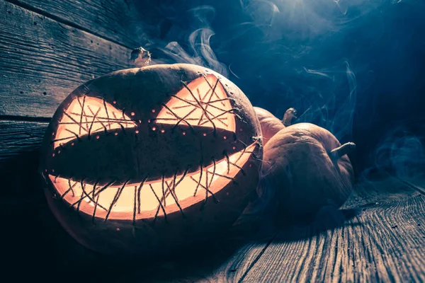 Gloeiende Griezelige Halloween Pompoen Met Rook Licht Achtergrond Met Kopieerruimte — Stockfoto