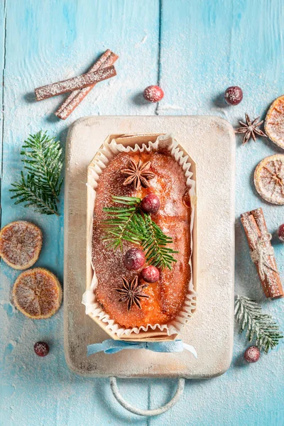Hemlagad Och Söt Fruktkaka Till Jul Blått Bord Med Apelsin — Stockfoto