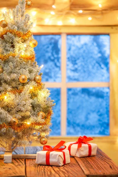 光と凍結窓付きプレゼントやクリスマスツリー クリスマスの背景 — ストック写真