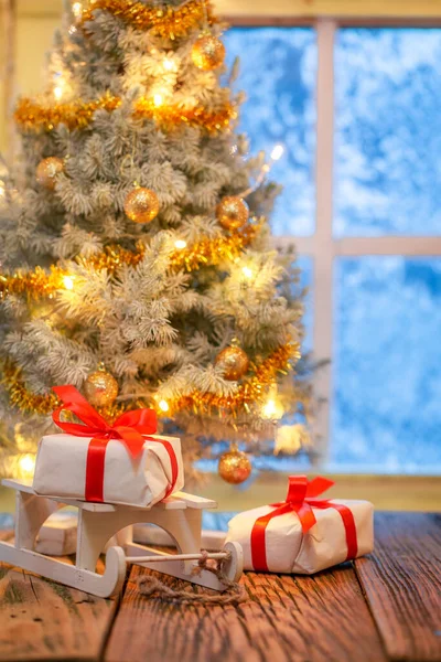 Entzückende Geschenke Und Weihnachtsbaum Mit Lichtern Und Gefrorenen Fenster Auf — Stockfoto