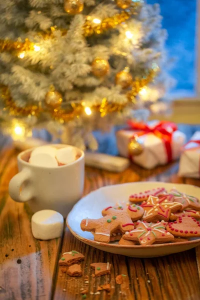 Biscuits Pain Épice Cadeaux Sous Sapin Noël Avec Lumières Fenêtre — Photo