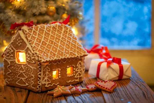 Lebkuchenhäuschen Und Geschenke Unter Dem Weihnachtsbaum Mit Licht Hintergrund Für — Stockfoto