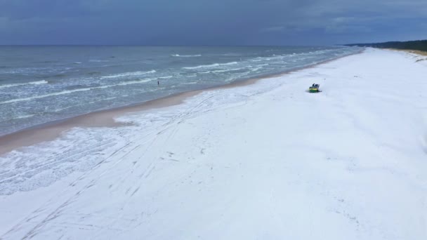 Маленькі Човни Сніговому Пляжі Балтійського Моря Взимку Повітряний Вид Природи — стокове відео