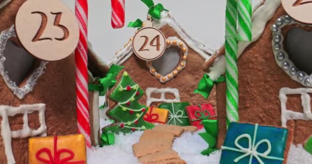圣诞节的姜饼村美丽的圣诞姜饼村 有饼干 糖果和雪 — 图库视频影像