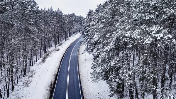 Vervoer Winter Asfaltweg Die Door Het Witte Bos Loopt Luchtfoto — Stockfoto