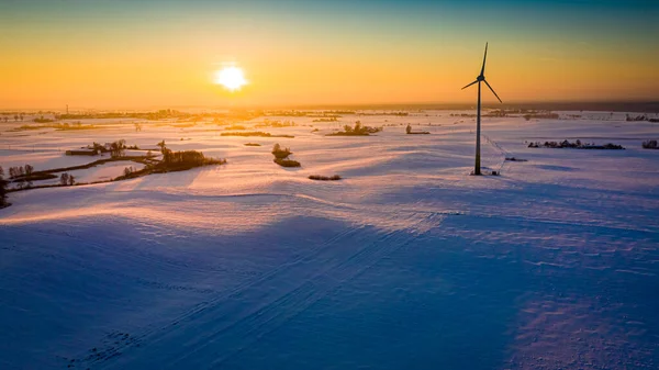 Снежное Поле Ветряная Турбина Зимой Альтернативная Энергетика Зимой Польше Европе — стоковое фото