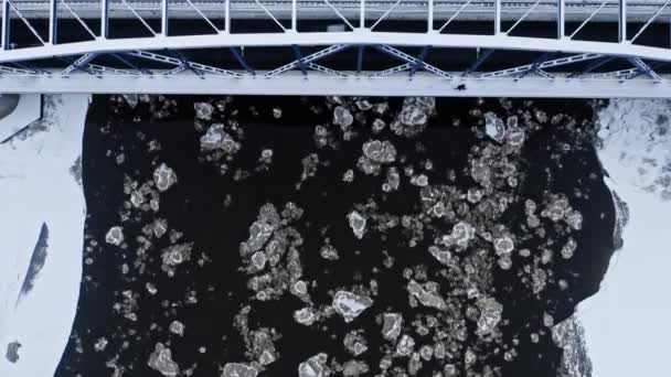 Bovenaanzicht Van Brug Rivier Met Vlot Vanuit Lucht Uitzicht Polen — Stockvideo