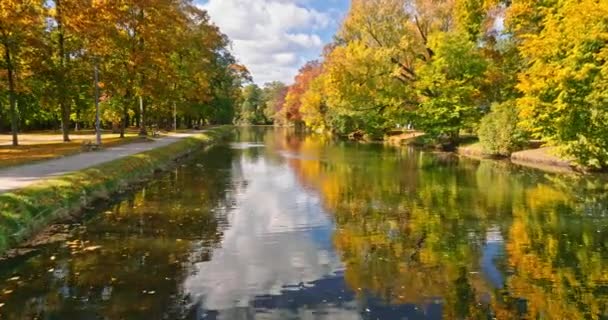Bydgoszcz Canal Otoño Día Soleado Otoño Dorado Polaco Ciudad — Vídeo de stock