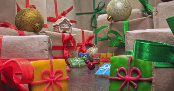 圣诞礼物和装饰品堆积如山 绿色和红色圣诞礼物 — 图库视频影像